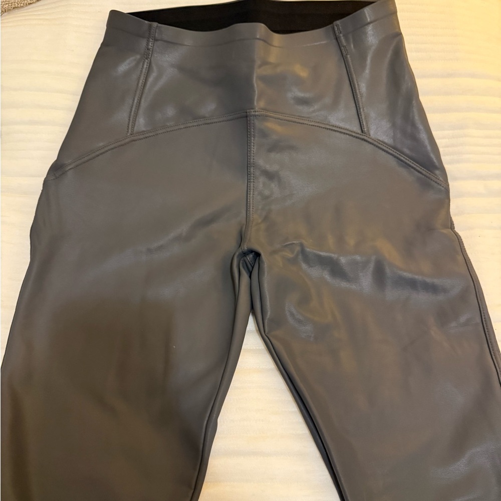 Super stretchy dark grey vegan leather leggings by Venti size s